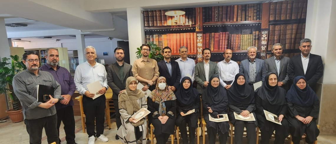 مراسم تجلیل از اساتید، دانشجویان و کارمندان برگزیده به مناسبت  دهه سرآمدی آموزش در موسسه آموزش عالی بیمه اکو